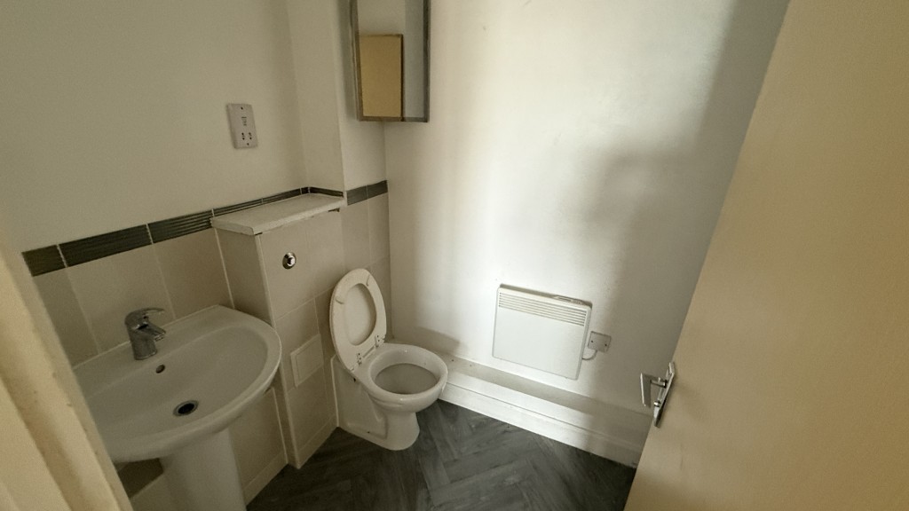 Lot: 204 - VACANT GROUND FLOOR FLAT WITH PARKING - Internal image of ensuite to bedroom 1